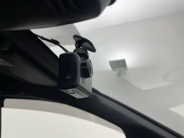 トヨタ ヴォクシー ZS 煌Ⅲ 宮城県 2020(令2)年 3.5万km ホワイトパールクリスタルシャイン ７人乗り/ワンオーナー/黒ハーフレザーシート/ドアエッジモール(両側フロントドア)/シートバックテーブル/サイドテーブル/純正12.1インチフリップダウンモニター【V12T-R68C】/純正10インチSDナビ【NSZN-Z68T】/(AM/FM/Bluetooth/CD/DVD/フルセグTV)/バックカメラ/ビルトインETC/Toyota Safety Sense/・LDA(レーンディパーチャーアラート)/・オートマチックハイビーム/・先行車発進告知機能/・PCS(プリクラッシュセーフティ)/クルーズコントロール/アイドリングストップ/両側パワースライドドア/オートライト/クリアランスソナー/コーナーセンサー/フロントフォグランプ/盗難防止装置/横滑り防止機能/電格ウィンカーミラー/プッシュスタート/フロアマット/純正１６インチアルミホイール/ステアリングスイッチ/USB充電ソケット×２/前後ドライブレコーダーYupiteru【SN-TW78d】/後席用サンシェード/スペアキー×１/ドアバイザー/ドラレコ取扱説明書/取扱説明書/保証書