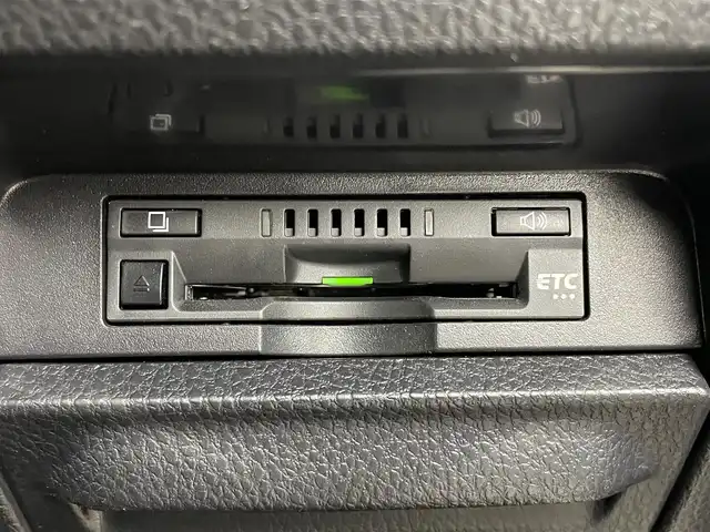 トヨタ ヴォクシー ZS 煌Ⅲ 宮城県 2020(令2)年 3.5万km ホワイトパールクリスタルシャイン ７人乗り/ワンオーナー/黒ハーフレザーシート/ドアエッジモール(両側フロントドア)/シートバックテーブル/サイドテーブル/純正12.1インチフリップダウンモニター【V12T-R68C】/純正10インチSDナビ【NSZN-Z68T】/(AM/FM/Bluetooth/CD/DVD/フルセグTV)/バックカメラ/ビルトインETC/Toyota Safety Sense/・LDA(レーンディパーチャーアラート)/・オートマチックハイビーム/・先行車発進告知機能/・PCS(プリクラッシュセーフティ)/クルーズコントロール/アイドリングストップ/両側パワースライドドア/オートライト/クリアランスソナー/コーナーセンサー/フロントフォグランプ/盗難防止装置/横滑り防止機能/電格ウィンカーミラー/プッシュスタート/フロアマット/純正１６インチアルミホイール/ステアリングスイッチ/USB充電ソケット×２/前後ドライブレコーダーYupiteru【SN-TW78d】/後席用サンシェード/スペアキー×１/ドアバイザー/ドラレコ取扱説明書/取扱説明書/保証書