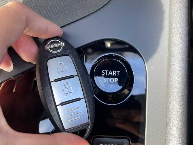 日産 ノート X 福岡県 2022(令4)年 2.2万km ビビットブルー / スーパーブラック 2トーン ワンオーナー　/レーダークルーズコントロール　/純正メーカーナビ（Ｂｌｕｅｔｏｏｔｈ・ＴＶ・ラジオ）/全方位カメラ　/バックモニター　/ビルトインＥＴＣ２．０　/ブラインドスポットモニター/前方ドライブレコーダー　/ＬＥＤライト　/ＨＤＭＩ入力端子/USB入力端子/C-type入力端子/純正フロアマット/プッシュスタート/スマートキー/保証書/取扱説明書