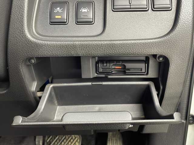 日産 セレナ ハイウェイS S HV Aセーフ 大阪府 2014(平26)年 6.3万km ブリリアントホワイトパール 純正SDナビ　MP314D-W/【BT/フルセグTV/USB/AUX/DVD]/全方位カメラ/フリップダウンモニター/全方位カメラ/両側パワースライドドア/ETC/衝突被害軽減システム/レーンキープアシスト/クルーズコントロール追従無し/アイドリングストップ/コーナーセンサー前後/オートライト/シートバックテーブル/純正16インチアルミホイール/純正フロアマット/スペアキー