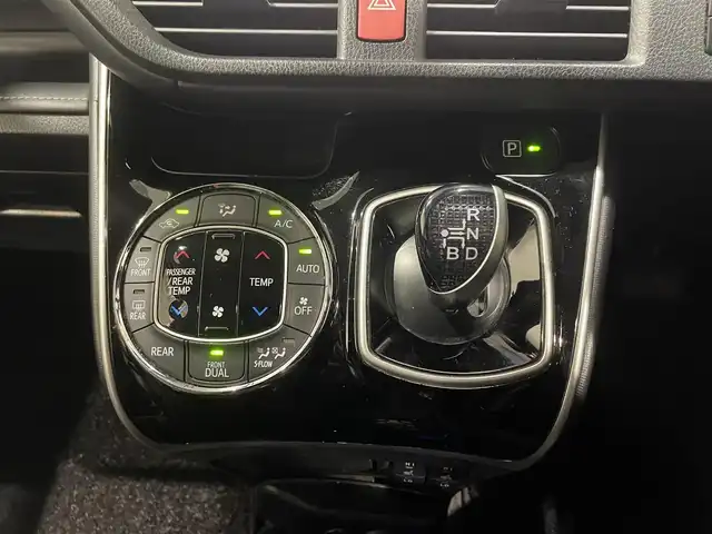 トヨタ エスクァイア ハイブリッド Gi 福島県 2016(平28)年 12.1万km ホワイトパールクリスタルシャイン ワンオーナー/アルパイン11インチナビ/CD/DVD/SD/BT/フルセグTV/アルパインフリップダウンモニター/社外17インチAW(社外AW＋冬タイヤ積込)/社外車高調ローダウン/社外フロントスポイラー/Toyota Safety Sense C/両側パワースライドドア/クルーズコントロール/合成皮革シート/シートヒーター/バックカメラ/オートハイビーム/LEDヘッドライト/ビルトインETC/プッシュスタート/ドアバイザー/フロアマット