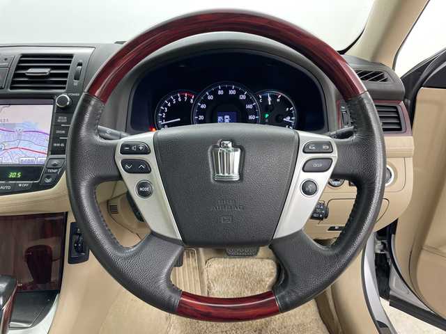 トヨタ クラウン ロイヤル Rサルーン i－Four アニバ 道央・札幌 2011(平23)年 14.3万km シルバーマイカM ・4WD/・純正ナビ/（CD DVD USB AUX HDD フルセグ）/・ステアリングスイッチ/・クルーズコントロール/・ドアミラーヒーター/・D/Nパワーシート/・D/Nシートヒーター/・D/Nベンチレーション/・バックカメラ/・サイドカメラ/・メモリーシート/・純正AW付き夏タイヤ積込/・HIDヘッドライト