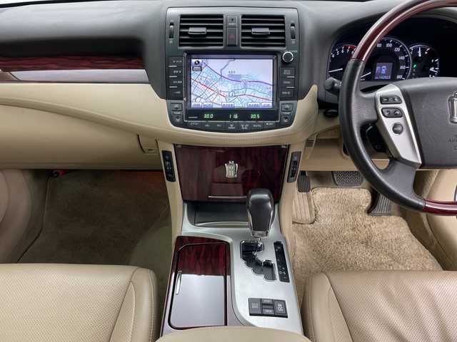 トヨタ クラウン ロイヤル Rサルーン i－Four アニバ 道央・札幌 2011(平23)年 14.3万km シルバーマイカM ・4WD/・純正ナビ/（CD DVD USB AUX HDD フルセグ）/・ステアリングスイッチ/・クルーズコントロール/・ドアミラーヒーター/・D/Nパワーシート/・D/Nシートヒーター/・D/Nベンチレーション/・バックカメラ/・サイドカメラ/・メモリーシート/・純正AW付き夏タイヤ積込/・HIDヘッドライト