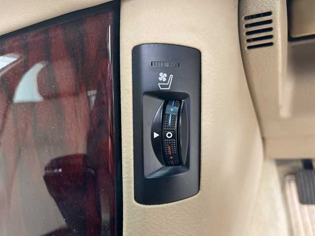 トヨタ クラウン ロイヤル Rサルーン i－Four アニバ 道央・札幌 2011(平23)年 14.3万km シルバーマイカM ・4WD/・純正ナビ/（CD DVD USB AUX HDD フルセグ）/・ステアリングスイッチ/・クルーズコントロール/・ドアミラーヒーター/・D/Nパワーシート/・D/Nシートヒーター/・D/Nベンチレーション/・バックカメラ/・サイドカメラ/・メモリーシート/・純正AW付き夏タイヤ積込/・HIDヘッドライト