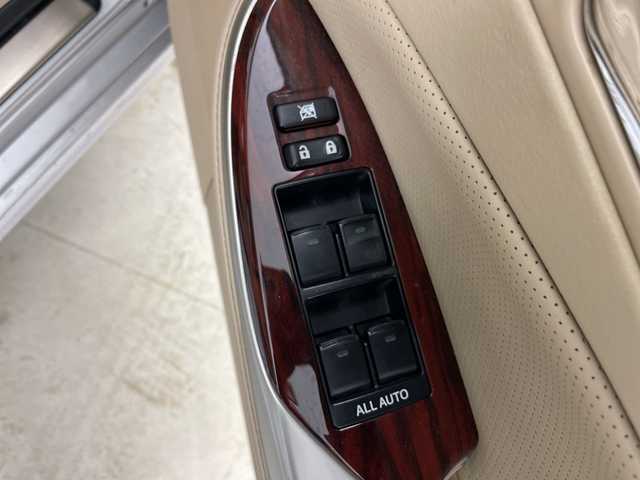 トヨタ クラウン ロイヤル Rサルーン i－Four アニバ 道央・札幌 2011(平23)年 14.3万km シルバーマイカM ・4WD/・純正ナビ/（CD DVD USB AUX HDD フルセグ）/・ステアリングスイッチ/・クルーズコントロール/・ドアミラーヒーター/・D/Nパワーシート/・D/Nシートヒーター/・D/Nベンチレーション/・バックカメラ/・サイドカメラ/・メモリーシート/・純正AW付き夏タイヤ積込/・HIDヘッドライト