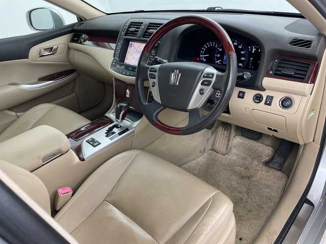 トヨタ クラウン ロイヤル Rサルーン i－Four アニバ 道央・札幌 2011(平23)年 14.3万km シルバーマイカM ・4WD/・純正ナビ/（CD DVD USB AUX HDD フルセグ）/・ステアリングスイッチ/・クルーズコントロール/・ドアミラーヒーター/・D/Nパワーシート/・D/Nシートヒーター/・D/Nベンチレーション/・バックカメラ/・サイドカメラ/・メモリーシート/・純正AW付き夏タイヤ積込/・HIDヘッドライト