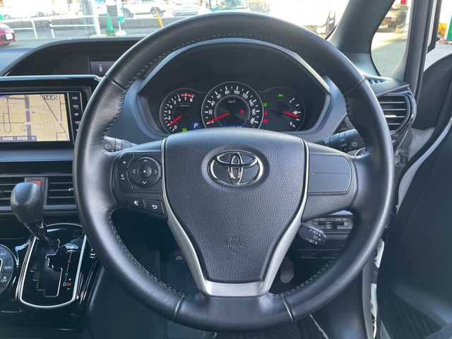 トヨタ ノア Si ダブルバイビーⅡ 大阪府 2019(令1)年 5.7万km ホワイトパールクリスタルシャイン 純正ナビ（フルセグTV/Bluetooth/AM・FM）/バックカメラ/ETC/ドラレコ内蔵型デジタルインナーミラー/両側パワースライドドア/クルーズコントロール/アイドリングストップ/クリアランスソナー/先行車発進告知機能/プッシュスタート/純正16インチアルミホイール