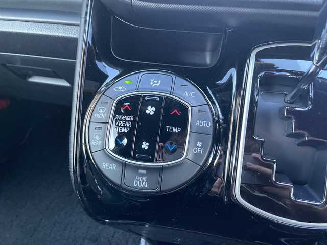 トヨタ ノア Si ダブルバイビーⅡ 大阪府 2019(令1)年 5.7万km ホワイトパールクリスタルシャイン 純正ナビ（フルセグTV/Bluetooth/AM・FM）/バックカメラ/ETC/ドラレコ内蔵型デジタルインナーミラー/両側パワースライドドア/クルーズコントロール/アイドリングストップ/クリアランスソナー/先行車発進告知機能/プッシュスタート/純正16インチアルミホイール