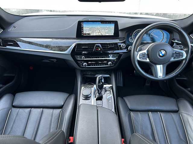 ＢＭＷ ５４０ｉ xDrive ツーリング Mスポーツ 道東・釧路十勝 2017(平29)年 3.6万km 白 コンフォートパッケージ/　　・ソフトクローズドア/ハイラインパッケージ/　　・黒革/シートヒーター(全席)/イノベーションパッケージ/　　・ジェスチャーコントロール/　　・ヘッドアップディスプレイ/アクティブクルーズコントロール/メモリ付きパワーシート/パワーバックドア/純正ナビ/TV/CD/360°カメラ/社外ドライブレコーダー(前方)/LEDヘッドライト/オートライト/フロント/リアフォグライト/ミラーETC/純正19インチAW/パークディスタンスコントロール/アンビエントライト