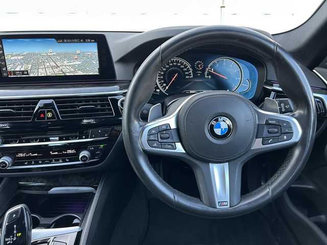 ＢＭＷ ５４０ｉ xDrive ツーリング Mスポーツ 道東・釧路十勝 2017(平29)年 3.6万km 白 コンフォートパッケージ/　　・ソフトクローズドア/ハイラインパッケージ/　　・黒革/シートヒーター(全席)/イノベーションパッケージ/　　・ジェスチャーコントロール/　　・ヘッドアップディスプレイ/アクティブクルーズコントロール/メモリ付きパワーシート/パワーバックドア/純正ナビ/TV/CD/360°カメラ/社外ドライブレコーダー(前方)/LEDヘッドライト/オートライト/フロント/リアフォグライト/ミラーETC/純正19インチAW/パークディスタンスコントロール/アンビエントライト