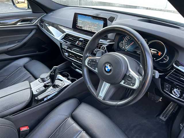 ＢＭＷ ５４０ｉ xDrive ツーリング Mスポーツ 道東・釧路十勝 2017(平29)年 3.6万km 白 コンフォートパッケージ/　　・ソフトクローズドア/ハイラインパッケージ/　　・黒革/シートヒーター(全席)/イノベーションパッケージ/　　・ジェスチャーコントロール/　　・ヘッドアップディスプレイ/アクティブクルーズコントロール/メモリ付きパワーシート/パワーバックドア/純正ナビ/TV/CD/360°カメラ/社外ドライブレコーダー(前方)/LEDヘッドライト/オートライト/フロント/リアフォグライト/ミラーETC/純正19インチAW/パークディスタンスコントロール/アンビエントライト