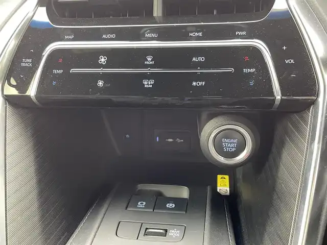 トヨタ ハリアー Z レザーパッケージ 熊本県 2020(令2)年 6.1万km ホワイトパールクリスタルシャイン モデリスタエアロ　/ＪＢＬサウンド　/純正ナビ　/全周囲カメラ　/ビルトインＥＴＣ２．０　/トヨタセーフティーセンス/・プリクラッシュセーフティ/・レーントレーシングアシスト/・レーダークルーズコントロール/・ロードサインアシスト/・ブラインドスポットモニター/・リアクロストラフィックアラート/横滑り防止/後ろのみクリアランスソナー　/ステアリングヒーター　/前席シートヒーター/前席エアーシート　/前席パワーシート　/パワーバックドア/ヘッドアップディスプレイ/デジタルインナーミラー/オートブレーキホールド/純正フロアマット/純正19インチAW/オートライト/フォグランプ/スマートキー/プッシュスタート/スペアキー1本/取扱説明書
