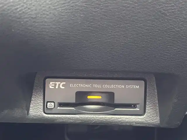 日産 スカイライン ハイブリッド 350GT Type SP 三重県 2016(平28)年 7.5万km ブリリアントホワイトパール 純正メーカーナビ/アラウンドビューモニター/全方位運転支援システム/LEDヘッドランプ/オートライト/ボディ同色電動格納ドアミラー/245/40R19タイヤ/　＊19インチアルミホイール/革巻ステアリングホイール/パドルシフト/SRSエアバック（運転席/助手席/サイド/カーテン）/左右独立温度調整機能付オートエアコン/アルミペダル/SRSダウンサス/ブラック革シート/シートヒーター（運転席/助手席）/インテリジェントキー/プッシュスタート