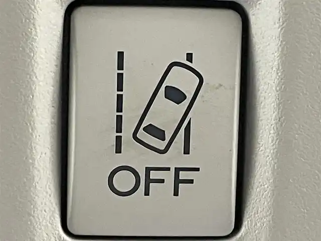 スバル インプレッサ スポーツ 2．0i アイサイト 道央・札幌 2012(平24)年 7.6万km アイスシルバーメタリック ・4WD/・社外SDナビ（AVIC-MRZ09）/CD/SD/BT/フルセグ/・バックカメラ/・ETC/・アイサイト/・横滑り防止装置/・レーンキープアシスト/・クルーズコントロール/・キセノンライト/・フォグランプ/・リモコンキー/・パドルシフト/・純正フロアマット/・純正16インチAW/・ドアバイザー/・電動格納ミラー