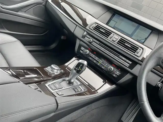ＢＭＷ ５２３ｉ ハイライン 静岡県 2012(平24)年 3万km アルピンホワイトⅢ ワンオーナー/純正ナビ/（Bluetooth接続/CD・CDチェンジャー/DVD/USB入力端子/AUX）/ETC/バックカメラ/前後コーナーセンサー/前席シートヒーター/メモリー機能付きパワーシート/スマートキー/クルーズコントロール/アイドリングストップ/パーキングアシスト/純正17インチAW