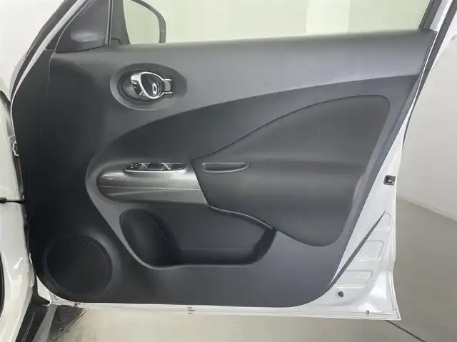 日産 ジューク 15RX Vセレクション 富山県 2016(平28)年 8.1万km ブリリアントホワイトパール ワンオーナー/純正ナビ（AM/FM/CD/DVD/AUX/BT）/フルセグTV/社外AW付き冬タイヤ積込（6mm）/衝突被害軽減ブレーキ/レーンキープアシスト/オートライト/LEDヘッドライト/ETC/スマートキー/プッシュスタート/純正17インチAW/純正フロアマット