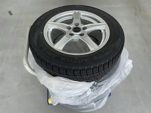 日産 ジューク 15RX Vセレクション 富山県 2016(平28)年 8.1万km ブリリアントホワイトパール ワンオーナー/純正ナビ（AM/FM/CD/DVD/AUX/BT）/フルセグTV/社外AW付き冬タイヤ積込（6mm）/衝突被害軽減ブレーキ/レーンキープアシスト/オートライト/LEDヘッドライト/ETC/スマートキー/プッシュスタート/純正17インチAW/純正フロアマット