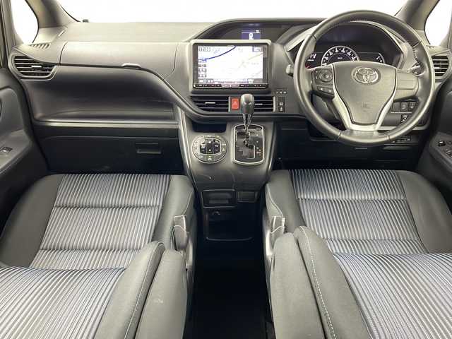 トヨタ ヴォクシー ZS 道央・札幌 2014(平26)年 7.8万km ブラック ・4WD/・寒冷地仕様/・ワンオーナー/・ALPINE9インチナビ&CD&DVD&SD&BT&TV/・両側パワースライドドア/・ドアミラーヒーター/・純正エンジンスターター付スマートキー/・社外前後ドライブレコーダー/・ステアリングスイッチ/・LEDヘッドライト/・オートライト/・純正16インチAW
