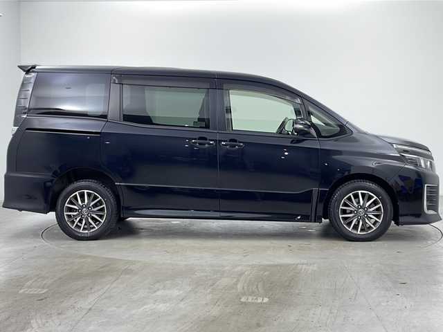 トヨタ ヴォクシー ZS 道央・札幌 2014(平26)年 7.8万km ブラック ・4WD/・寒冷地仕様/・ワンオーナー/・ALPINE9インチナビ&CD&DVD&SD&BT&TV/・両側パワースライドドア/・ドアミラーヒーター/・純正エンジンスターター付スマートキー/・社外前後ドライブレコーダー/・ステアリングスイッチ/・LEDヘッドライト/・オートライト/・純正16インチAW