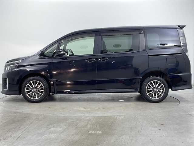 トヨタ ヴォクシー ZS 道央・札幌 2014(平26)年 7.8万km ブラック ・4WD/・寒冷地仕様/・ワンオーナー/・ALPINE9インチナビ&CD&DVD&SD&BT&TV/・両側パワースライドドア/・ドアミラーヒーター/・純正エンジンスターター付スマートキー/・社外前後ドライブレコーダー/・ステアリングスイッチ/・LEDヘッドライト/・オートライト/・純正16インチAW