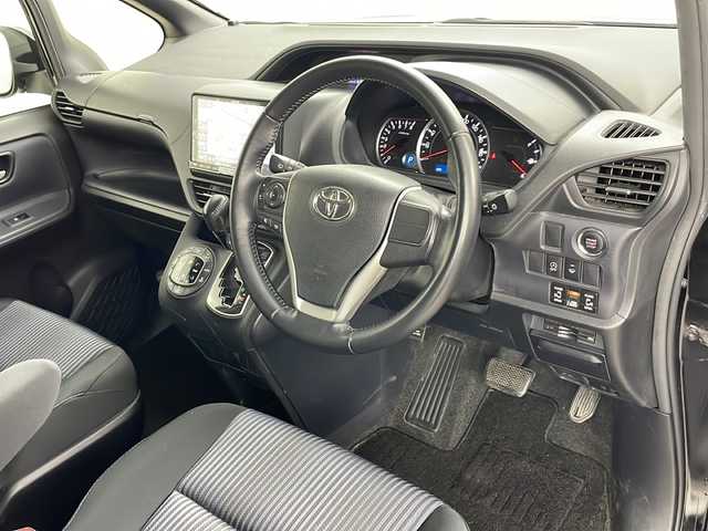 トヨタ ヴォクシー ZS 道央・札幌 2014(平26)年 7.8万km ブラック ・4WD/・寒冷地仕様/・ワンオーナー/・ALPINE9インチナビ&CD&DVD&SD&BT&TV/・両側パワースライドドア/・ドアミラーヒーター/・純正エンジンスターター付スマートキー/・社外前後ドライブレコーダー/・ステアリングスイッチ/・LEDヘッドライト/・オートライト/・純正16インチAW