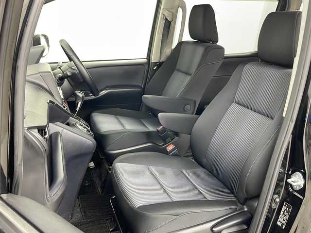 トヨタ ヴォクシー ZS 道央・札幌 2014(平26)年 7.8万km ブラック ・4WD/・寒冷地仕様/・ワンオーナー/・ALPINE9インチナビ&CD&DVD&SD&BT&TV/・両側パワースライドドア/・ドアミラーヒーター/・純正エンジンスターター付スマートキー/・社外前後ドライブレコーダー/・ステアリングスイッチ/・LEDヘッドライト/・オートライト/・純正16インチAW