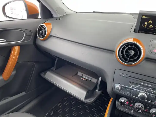 アウディ Ａ１ SB カラーセレクション 大分県 2015(平27)年 16.8万km オレンジ 純正ナビ/（フルセグ/Bluetooth/CD/DVD)/ETC/前方ドライブレコーダー/オートライト/電動格納ミラー/MT付きAT/プッシュスタート・スマートキー/フロアマット/保証書・取扱説明書