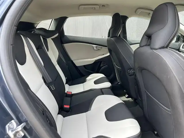ボルボ Ｖ４０ クロスカントリー T5 AWD タックED 道東・釧路十勝 2017(平29)年 4.6万km デニムブルーメタリック インテリセーフ/　・アダプティブクルーズコントロール/　・レーンキーピングエイド/　・ブラインドスポットインフォメーションシステム/パワーシート(D席)/シートヒーター(前席)/バックカメラ/ドライブレコーダー(前後)/純正HDDナビ/CD/BT/LEDヘッドライト/オートライト/アクティブハイビーム/リアフォグライト/パドルシフト/プッシュスタート/純正18インチAW/ETC
