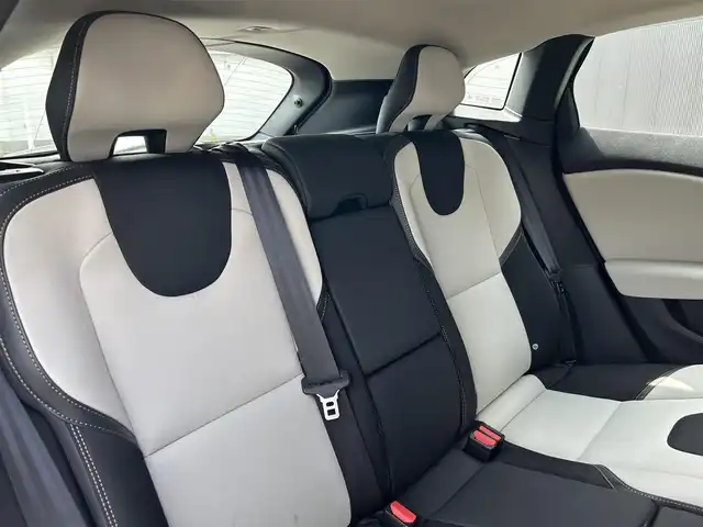 ボルボ Ｖ４０ クロスカントリー T5 AWD タックED 道東・釧路十勝 2017(平29)年 4.6万km デニムブルーメタリック インテリセーフ/　・アダプティブクルーズコントロール/　・レーンキーピングエイド/　・ブラインドスポットインフォメーションシステム/パワーシート(D席)/シートヒーター(前席)/バックカメラ/ドライブレコーダー(前後)/純正HDDナビ/CD/BT/LEDヘッドライト/オートライト/アクティブハイビーム/リアフォグライト/パドルシフト/プッシュスタート/純正18インチAW/ETC