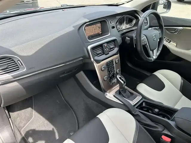 ボルボ Ｖ４０ クロスカントリー T5 AWD タックED 道東・釧路十勝 2017(平29)年 4.6万km デニムブルーメタリック インテリセーフ/　・アダプティブクルーズコントロール/　・レーンキーピングエイド/　・ブラインドスポットインフォメーションシステム/パワーシート(D席)/シートヒーター(前席)/バックカメラ/ドライブレコーダー(前後)/純正HDDナビ/CD/BT/LEDヘッドライト/オートライト/アクティブハイビーム/リアフォグライト/パドルシフト/プッシュスタート/純正18インチAW/ETC