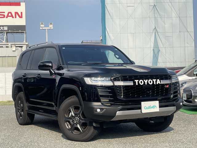 トヨタ ランドクルーザー GRスポーツ 兵庫県 2024(令6)年 0.5万km ブラック /法人ワンオーナー//内装　GR専用ブラック&ダークレッド//OP ムーンルーフ//OP　シルバールーフレール//OP クールBOX//OP 寒冷地仕様（リヤフォグランプ）//OP T-Connectナビゲーションシステム（12.3インチ）//JBLプレミアムサウンド//地デジ/DVD/BT/USB/Apple Car Play//パノラミックビューモニター//前席パワーシート（ヒーター&ベンチレーション）//ステアリングヒーター/ステアリングリモコン//電動リヤゲート//ビルトインETC//ドライブレコーダー前後//純正18インチAW//カラーヘッドアップディスプレイ//電動デフロック（フロント・リヤ）//プロジェクター式LEDヘッドランプ//LEDシーケンシャルターンランプ//プロジェクションカーテシイルミ//モデリスタ製ラゲージイルミ//社外セキュリティ（AUTHOR ALARM）//クリアランスソナー//PCS/LTA/レーダークルーズコントロール//RSA/AHS/先行車発進お知らせ//BSM/PKSB/RCD