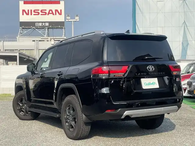 トヨタ ランドクルーザー GRスポーツ 兵庫県 2024(令6)年 0.5万km ブラック /法人ワンオーナー//内装　GR専用ブラック&ダークレッド//OP ムーンルーフ//OP　シルバールーフレール//OP クールBOX//OP 寒冷地仕様（リヤフォグランプ）//OP T-Connectナビゲーションシステム（12.3インチ）//JBLプレミアムサウンド//地デジ/DVD/BT/USB/Apple Car Play//パノラミックビューモニター//前席パワーシート（ヒーター&ベンチレーション）//ステアリングヒーター/ステアリングリモコン//電動リヤゲート//ビルトインETC//ドライブレコーダー前後//純正18インチAW//カラーヘッドアップディスプレイ//電動デフロック（フロント・リヤ）//プロジェクター式LEDヘッドランプ//LEDシーケンシャルターンランプ//プロジェクションカーテシイルミ//モデリスタ製ラゲージイルミ//社外セキュリティ（AUTHOR ALARM）//クリアランスソナー//PCS/LTA/レーダークルーズコントロール//RSA/AHS/先行車発進お知らせ//BSM/PKSB/RCD