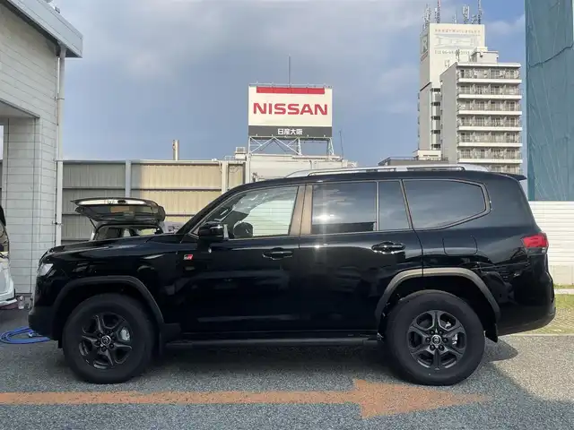 トヨタ ランドクルーザー GRスポーツ 兵庫県 2024(令6)年 0.5万km ブラック /法人ワンオーナー//内装　GR専用ブラック&ダークレッド//OP ムーンルーフ//OP　シルバールーフレール//OP クールBOX//OP 寒冷地仕様（リヤフォグランプ）//OP T-Connectナビゲーションシステム（12.3インチ）//JBLプレミアムサウンド//地デジ/DVD/BT/USB/Apple Car Play//パノラミックビューモニター//前席パワーシート（ヒーター&ベンチレーション）//ステアリングヒーター/ステアリングリモコン//電動リヤゲート//ビルトインETC//ドライブレコーダー前後//純正18インチAW//カラーヘッドアップディスプレイ//電動デフロック（フロント・リヤ）//プロジェクター式LEDヘッドランプ//LEDシーケンシャルターンランプ//プロジェクションカーテシイルミ//モデリスタ製ラゲージイルミ//社外セキュリティ（AUTHOR ALARM）//クリアランスソナー//PCS/LTA/レーダークルーズコントロール//RSA/AHS/先行車発進お知らせ//BSM/PKSB/RCD