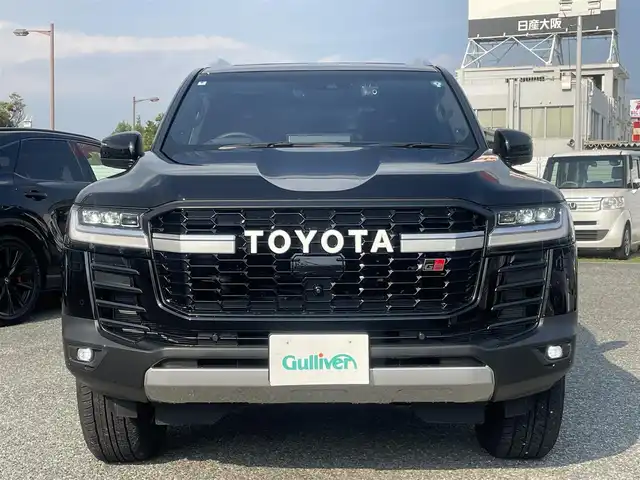 トヨタ ランドクルーザー GRスポーツ 兵庫県 2024(令6)年 0.5万km ブラック /法人ワンオーナー//内装　GR専用ブラック&ダークレッド//OP ムーンルーフ//OP　シルバールーフレール//OP クールBOX//OP 寒冷地仕様（リヤフォグランプ）//OP T-Connectナビゲーションシステム（12.3インチ）//JBLプレミアムサウンド//地デジ/DVD/BT/USB/Apple Car Play//パノラミックビューモニター//前席パワーシート（ヒーター&ベンチレーション）//ステアリングヒーター/ステアリングリモコン//電動リヤゲート//ビルトインETC//ドライブレコーダー前後//純正18インチAW//カラーヘッドアップディスプレイ//電動デフロック（フロント・リヤ）//プロジェクター式LEDヘッドランプ//LEDシーケンシャルターンランプ//プロジェクションカーテシイルミ//モデリスタ製ラゲージイルミ//社外セキュリティ（AUTHOR ALARM）//クリアランスソナー//PCS/LTA/レーダークルーズコントロール//RSA/AHS/先行車発進お知らせ//BSM/PKSB/RCD
