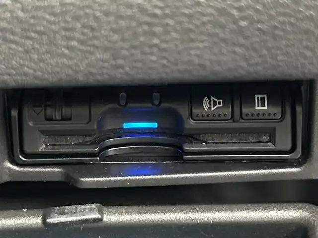 日産 セレナ e－パワー ハイウェイスター V 愛知県 2018(平30)年 7.6万km ブリリアントホワイトパール 2トーン 禁煙車/純正9インチディーラーオプションナビ/・フルセグTV/・Bluetooth/・DVD再生/セーフティパックB/・プロパイロット/・インテリジェントルームミラー/・インテリジェントアラウンドビューモニター/・電動パーキングブレーキ/・オートホールド/ビルトインETC/純正ドライブレコーダー/ハンズフリー両側パワースライドドア/LEDヘッドランプ/ハイビームアシスト/革巻きステアリング/ステアリングスイッチ/シートバックポケット/2列目ロングスライドシート/パーソナルテーブル/USB充電（2列目3列目）/インテリジェントキー/ステアリングヒーター