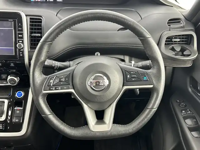日産 セレナ e－パワー ハイウェイスター V 愛知県 2018(平30)年 7.6万km ブリリアントホワイトパール 2トーン 禁煙車/純正9インチディーラーオプションナビ/・フルセグTV/・Bluetooth/・DVD再生/セーフティパックB/・プロパイロット/・インテリジェントルームミラー/・インテリジェントアラウンドビューモニター/・電動パーキングブレーキ/・オートホールド/ビルトインETC/純正ドライブレコーダー/ハンズフリー両側パワースライドドア/LEDヘッドランプ/ハイビームアシスト/革巻きステアリング/ステアリングスイッチ/シートバックポケット/2列目ロングスライドシート/パーソナルテーブル/USB充電（2列目3列目）/インテリジェントキー/ステアリングヒーター