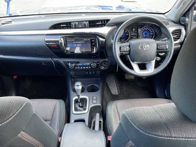 トヨタ ハイラックス Z 山口県 2018(平30)年 10万km ネビュラブルーM ワンオーナー/社外SDナビ【AVN-R8W】/・CD/DVD/USB/iPod/Bluetooth/フルセグ/外部入力/バックカメラ/スマートキー/プッシュアップスタート/純正フロアマット/17インチ純正アルミホイール/フルオートエアコン/寒冷地仕様/4WD/LEDヘッドランプ/フォグランプ/オートライト/ドアバイザー/電動格納ウインカーミラー/クルーズコントロール/横滑り防止装置/レーンアシスト/衝突被害軽減システム/取扱説明書/保証書/スタットレスタイヤ付き