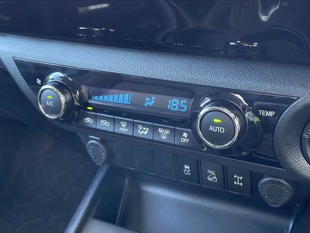 トヨタ ハイラックス Z 山口県 2018(平30)年 10万km ネビュラブルーM ワンオーナー/社外SDナビ【AVN-R8W】/・CD/DVD/USB/iPod/Bluetooth/フルセグ/外部入力/バックカメラ/スマートキー/プッシュアップスタート/純正フロアマット/17インチ純正アルミホイール/フルオートエアコン/寒冷地仕様/4WD/LEDヘッドランプ/フォグランプ/オートライト/ドアバイザー/電動格納ウインカーミラー/クルーズコントロール/横滑り防止装置/レーンアシスト/衝突被害軽減システム/取扱説明書/保証書/スタットレスタイヤ付き