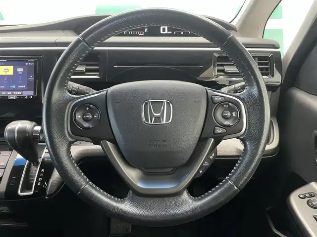 ホンダ ステップワゴン スパーダ 鹿児島県 2015(平27)年 6.6万km ホワイトオーキッドパール 禁煙車/社外ナビ【AVIC-RZ09】/（Bluetooth/フルセグTV）/社外フリップダウンモニター/バックモニター/ホンダセンシング/・衝突軽減ブレーキ/・アダプティブクルーズコントロール/・車線維持支援システム/・路外逸脱抑制機能/・誤発信抑制機能/・先行車発進お知らせ機能/・標識認識機能/両側パワースライドドア/前後ドライブレコーダー