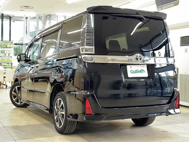 トヨタ ヴォクシー ZS 煌Ⅱ 道央・札幌 2020(令2)年 4.1万km ブラック ・ワンオーナー/・4WD/・寒冷地仕様/・社外ナビ/フルセグTV/DVD/CD/SD/BT/・バックカメラ/・リヤフリップダウンモニター/・両側パワースライドドア/・社外エンジンスターター/・プリクラッシュセーフティ/・クルーズコントロール/・レーンディパーチャーアラート/・パーキングサポートブレーキ/・クリアランスソナー/・オートマチックハイビーム/・アイドリングストップ/・ワイパーデアイサー/・ETC/・横滑り防止/・LEDヘッドライト/・LEDフォグ/・プッシュスタート/・スマートキー/・ドアバイザー/・電格ミラー/・冬タイヤ社外15インチAW積込
