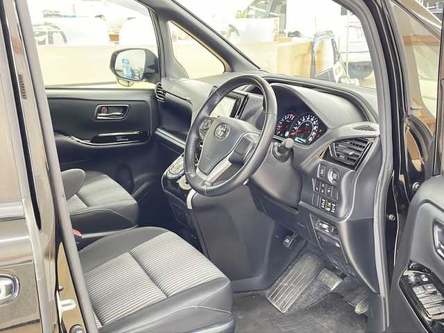 トヨタ ヴォクシー ZS 煌Ⅱ 道央・札幌 2020(令2)年 4.1万km ブラック ・ワンオーナー/・4WD/・寒冷地仕様/・社外ナビ/フルセグTV/DVD/CD/SD/BT/・バックカメラ/・リヤフリップダウンモニター/・両側パワースライドドア/・社外エンジンスターター/・プリクラッシュセーフティ/・クルーズコントロール/・レーンディパーチャーアラート/・パーキングサポートブレーキ/・クリアランスソナー/・オートマチックハイビーム/・アイドリングストップ/・ワイパーデアイサー/・ETC/・横滑り防止/・LEDヘッドライト/・LEDフォグ/・プッシュスタート/・スマートキー/・ドアバイザー/・電格ミラー/・冬タイヤ社外15インチAW積込