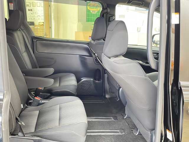 トヨタ ヴォクシー ZS 煌Ⅱ 道央・札幌 2020(令2)年 4.1万km ブラック ・ワンオーナー/・4WD/・寒冷地仕様/・社外ナビ/フルセグTV/DVD/CD/SD/BT/・バックカメラ/・リヤフリップダウンモニター/・両側パワースライドドア/・社外エンジンスターター/・プリクラッシュセーフティ/・クルーズコントロール/・レーンディパーチャーアラート/・パーキングサポートブレーキ/・クリアランスソナー/・オートマチックハイビーム/・アイドリングストップ/・ワイパーデアイサー/・ETC/・横滑り防止/・LEDヘッドライト/・LEDフォグ/・プッシュスタート/・スマートキー/・ドアバイザー/・電格ミラー/・冬タイヤ社外15インチAW積込