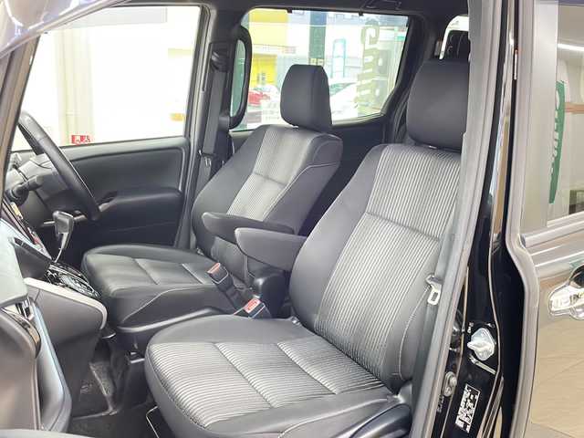 トヨタ ヴォクシー ZS 煌Ⅱ 道央・札幌 2020(令2)年 4.1万km ブラック ・ワンオーナー/・4WD/・寒冷地仕様/・社外ナビ/フルセグTV/DVD/CD/SD/BT/・バックカメラ/・リヤフリップダウンモニター/・両側パワースライドドア/・社外エンジンスターター/・プリクラッシュセーフティ/・クルーズコントロール/・レーンディパーチャーアラート/・パーキングサポートブレーキ/・クリアランスソナー/・オートマチックハイビーム/・アイドリングストップ/・ワイパーデアイサー/・ETC/・横滑り防止/・LEDヘッドライト/・LEDフォグ/・プッシュスタート/・スマートキー/・ドアバイザー/・電格ミラー/・冬タイヤ社外15インチAW積込