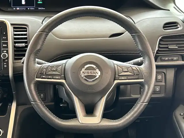 日産 セレナ ハイウェイスター Vセレクション 埼玉県 2017(平29)年 6万km ブリリアントシルバー エマージェンシーブレーキ /純正フリップダウンモニター /純正9インチメモリナビ/　　CD/DVD/BT/フルセグ /バックカメラ /クルーズコントロール /LEDオートライト /純正16インチアルミホイール /ステアリングスイッチ /純正ETC