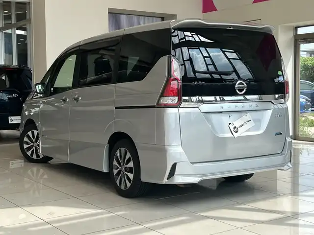 日産 セレナ ハイウェイスター Vセレクション 埼玉県 2017(平29)年 6万km ブリリアントシルバー エマージェンシーブレーキ /純正フリップダウンモニター /純正9インチメモリナビ/　　CD/DVD/BT/フルセグ /バックカメラ /クルーズコントロール /LEDオートライト /純正16インチアルミホイール /ステアリングスイッチ /純正ETC