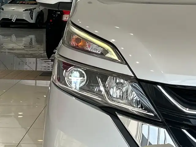 日産 セレナ ハイウェイスター Vセレクション 埼玉県 2017(平29)年 6万km ブリリアントシルバー エマージェンシーブレーキ /純正フリップダウンモニター /純正9インチメモリナビ/　　CD/DVD/BT/フルセグ /バックカメラ /クルーズコントロール /LEDオートライト /純正16インチアルミホイール /ステアリングスイッチ /純正ETC