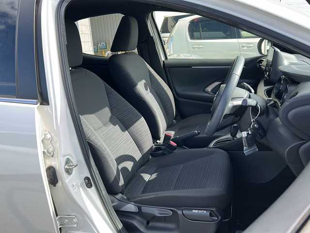 トヨタ ヤリス ハイブリッド Z 茨城県 2020(令2)年 2万km ホワイトパールクリスタルシャイン 純正8インチディスプレイナビ/(BT・USB・ラジオ・フルセグTV)/レーダークルーズコントロール/レーンアシスト/オートハイビーム/衝突軽減ブレーキ/コーナーセンサー/シートヒーター/全方位カメラ/ビルトインETC/ドライブレコーダー前後/オートライト/LEDヘッドライト/純正フロアマット/スマートキー/スペアキー/プッシュスタート/電動格納ウインカーミラー