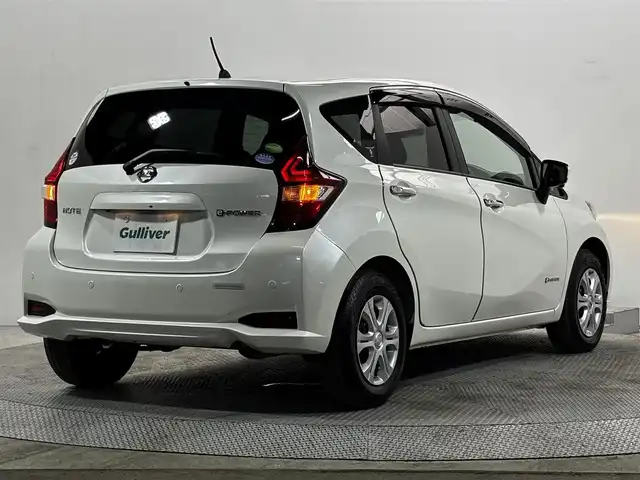 日産 ノート e－パワー X 大阪府 2018(平30)年 0.2万km ブリリアントホワイトパール 純正ナビＴＶ　ＥＴＣ　バックカメラ　全方位カメラ　電動格納ミラー　レーンアシスト　オートライト　オートマチックハイビーム　ＬＥＤヘッドライト　純正アルミホイール　スマートキー　クリアランスソナー