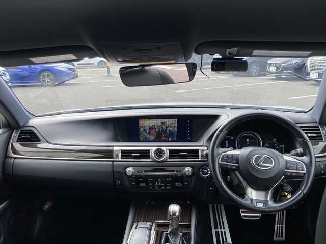 レクサス ＧＳ 300h Fスポーツ 岐阜県 2016(平28)年 10.5万km ホワイトノーヴァガラスフレーク 登録時走行距離104316km/純正ナビ/フルセグテレビ/バックカメラ/Blue tooth・CD・AUX・SDミュージックサーバー/ビルトインETC2.0/レクサスセーフティシステム/プリクラッシュセーフティ/ブラインドスポットモニター/レーダークルーズコントロール/コーナーセンサー前後/ドライブレコーダー前後/レーンキープアシスト/横滑り防止装置/LEDヘッドライト/オートマチックハイビーム/オートライト/SRSエアバッグシステム運転席・助手席+サイド/カーテンエアバッグ/フルエアロ/レザーシート/パワーシート前席/シートヒーター前席/エアシート前席/純正フロアマット/フルフラットシート/純正19アルミホイール/プッシュスタート/スマートキー/スペアキー1本/MTモード付AT