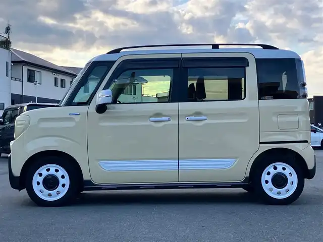 スズキ スペーシア ギア マイスタイル 静岡県 2023(令5)年 1.7万km シフォンアイボリーメタリック 純正9インチナビ(CD/DVD/BT/フルセグ)/全方位カメラ/ドライブレコーダー前後/ETC/レーダークルーズコントロール/両側パワースライドドア/保証書/取扱説明書/エンジンスタートボタン/パワーウィンドウ/パワーステアリング/アイドリングストップ/スマートキー/スペアキー１本/USB入力端子/純正フロアマット/純正スチールホイール/D席N席シートヒーター/ルーフレール/ABS/横滑り防止装置/コーナーセンサー/レーンキープアシスト/オートライト/オートマチックハイビーム/LEDヘッドライト/W+サイドエアバッグ/衝突軽減システム/合皮シートカバー付き/ハンドルカバー